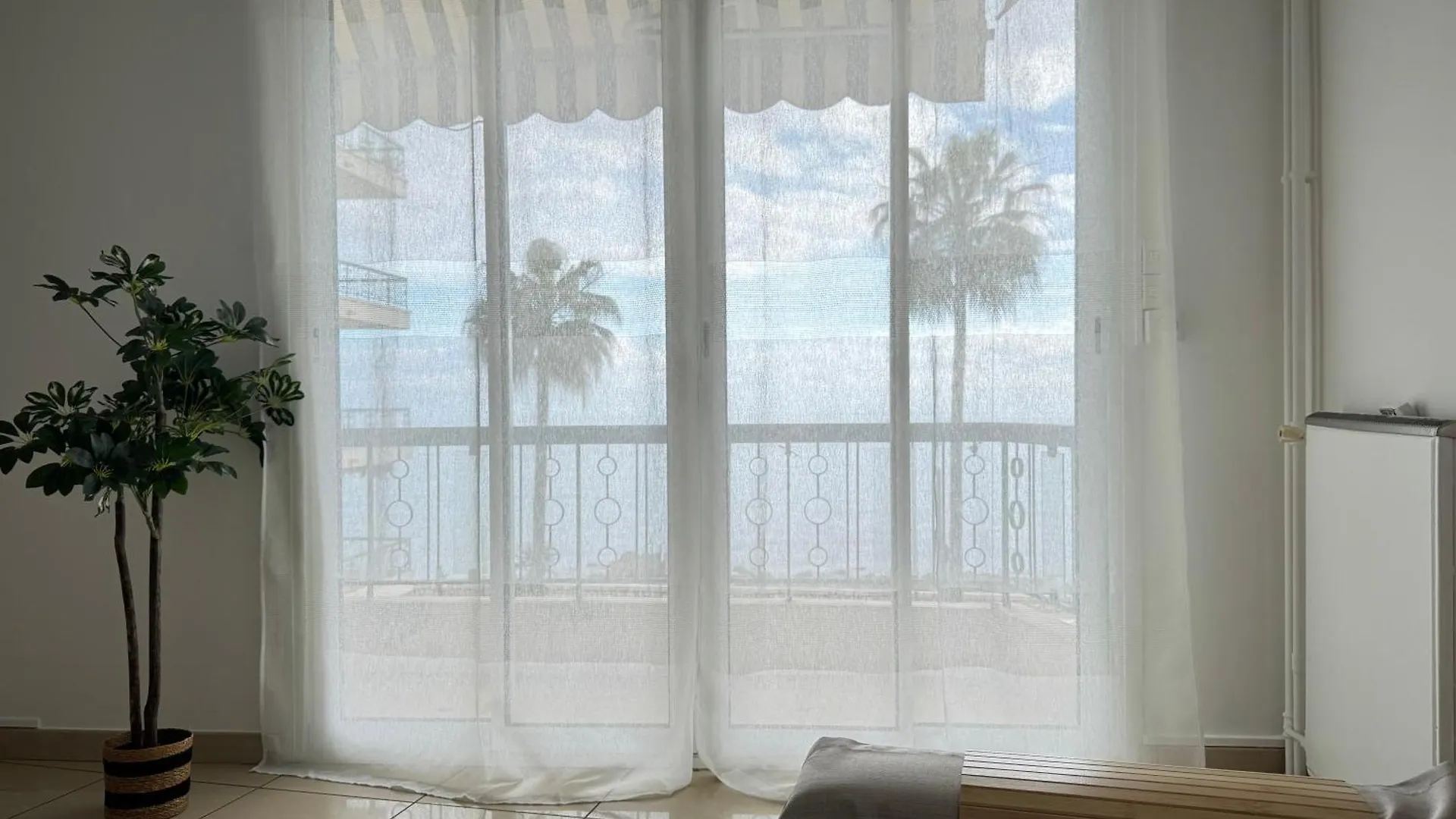 Equipped Sea View Apartment With Terrace Menton Frankreich